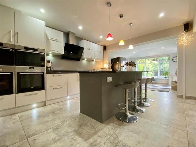 5 bedroom detached house to rent