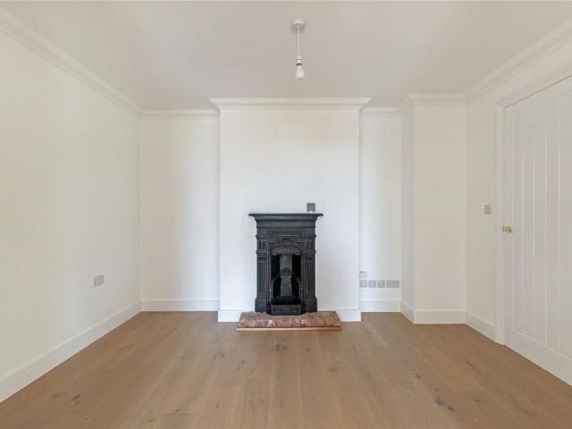 5 bedroom detached house to rent