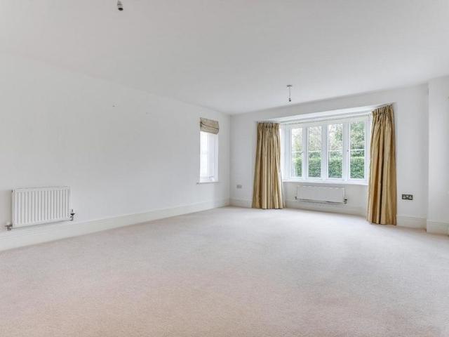 5 bedroom detached house to rent