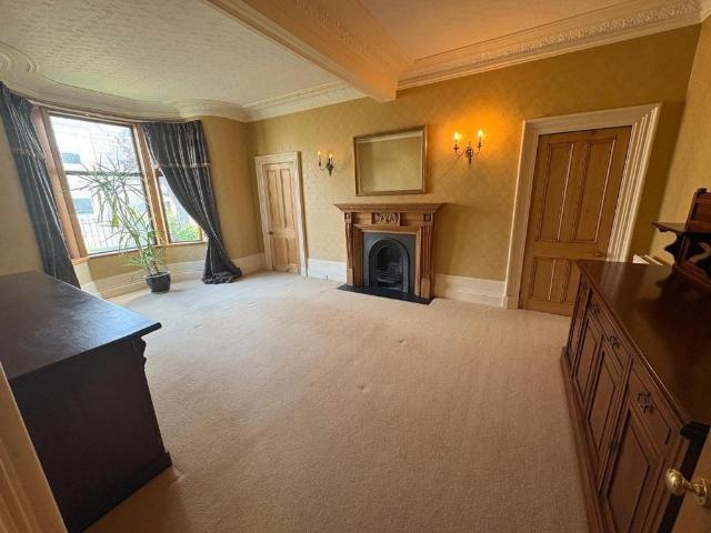 5 bedroom detached house to rent