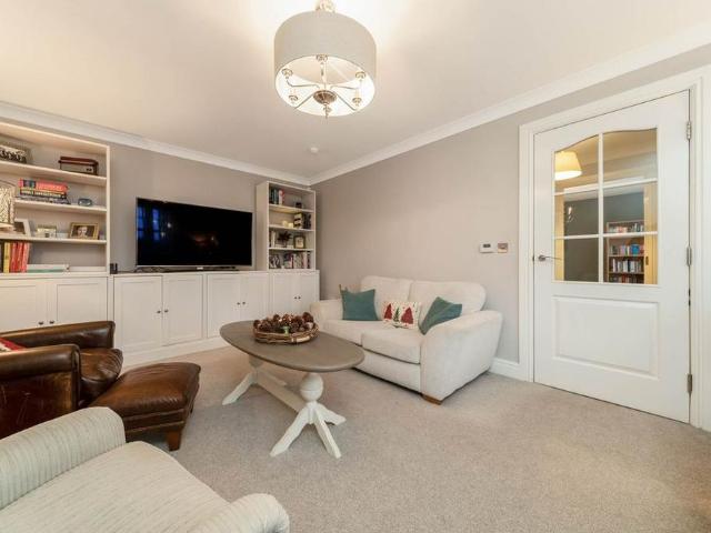 5 bedroom detached house to rent