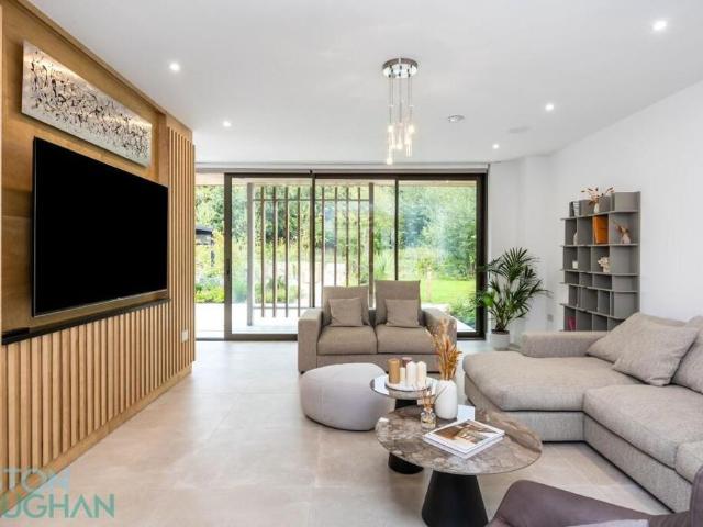5 bedroom detached house to rent