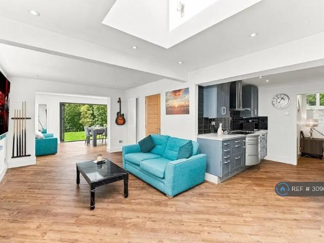 5 bedroom detached house to rent