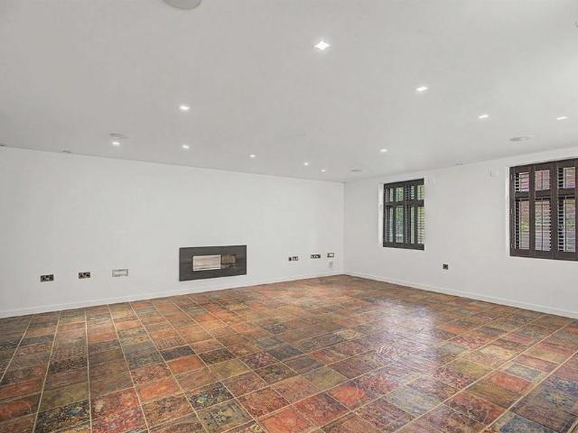 5 bedroom detached house to rent
