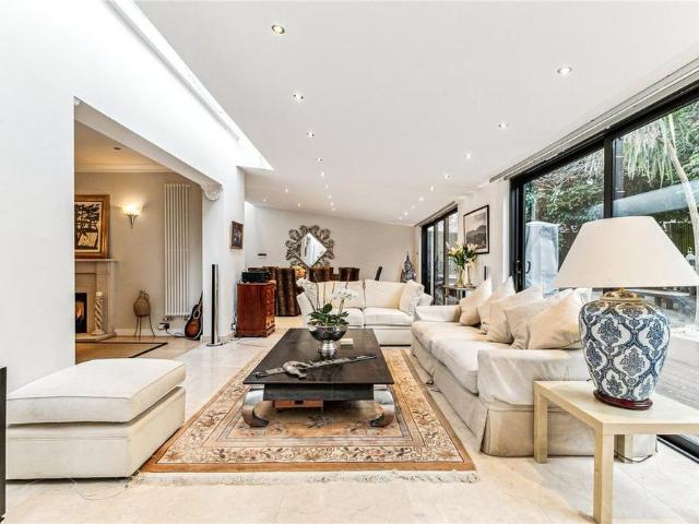 5 bedroom detached house to rent