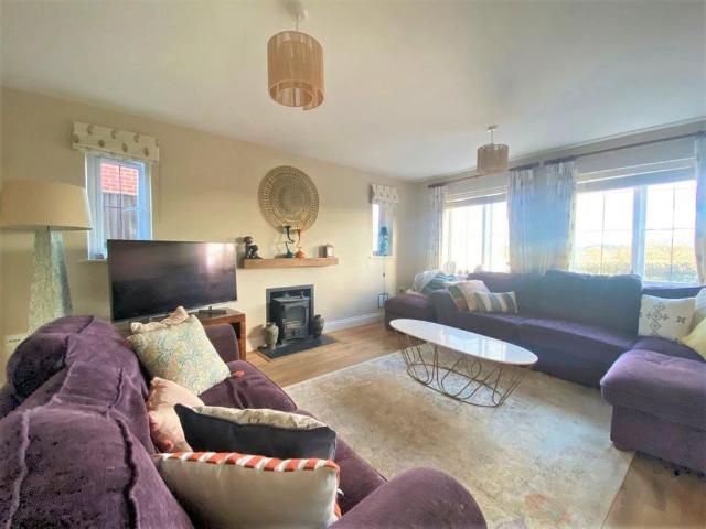 5 bedroom detached house to rent