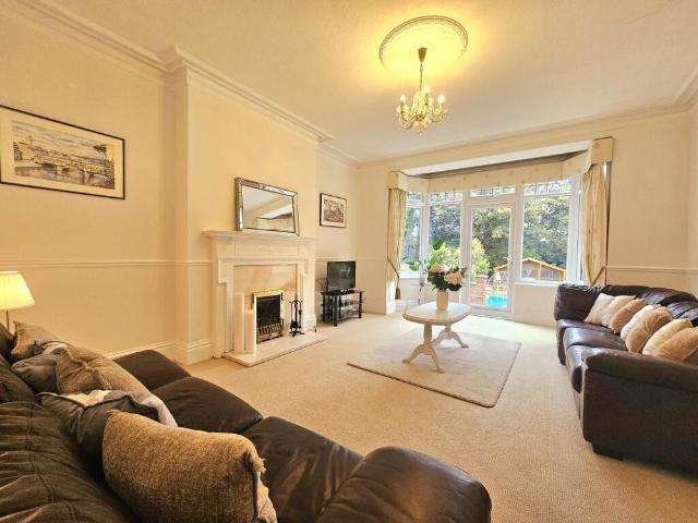 5 bedroom detached house to rent