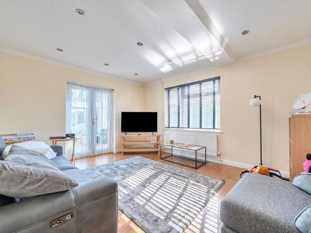 5 bedroom detached house to rent