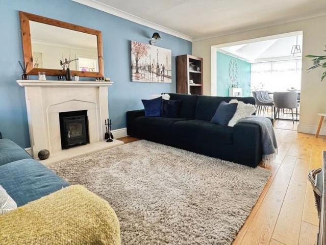5 bedroom detached house to rent