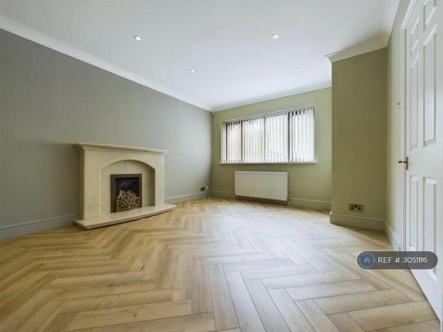 5 bedroom detached house to rent
