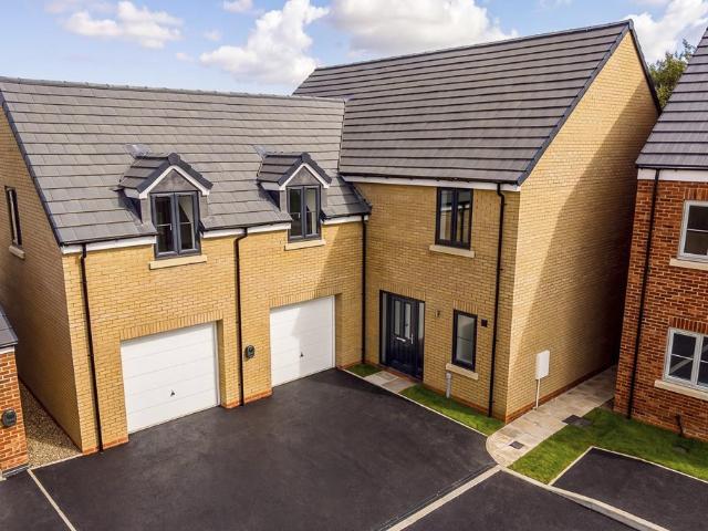 5 bedroom detached house to rent