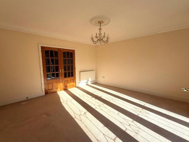 5 bedroom detached house to rent