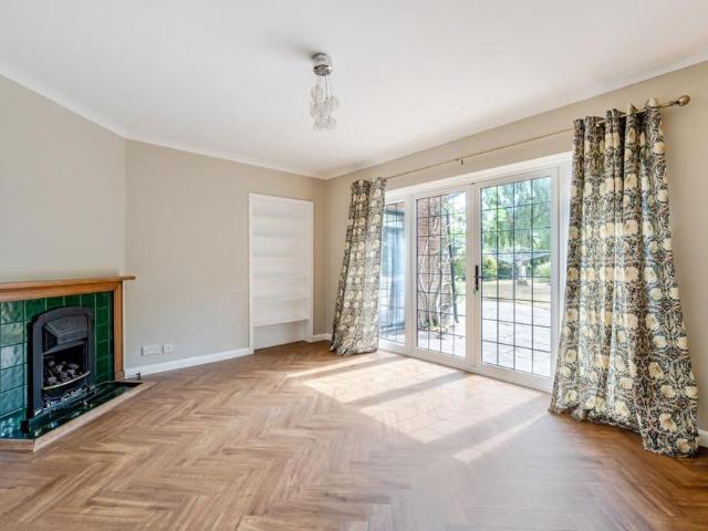 5 bedroom detached house to rent