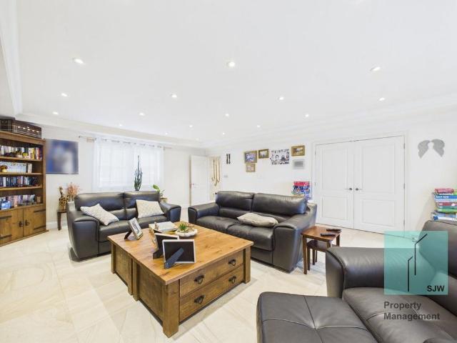 5 bedroom detached house to rent