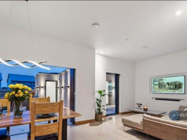 5 bedroom detached house to rent