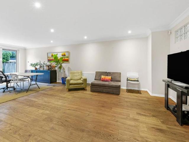 5 bedroom detached house to rent