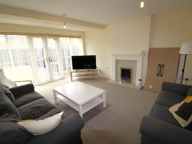 5 bedroom detached house to rent