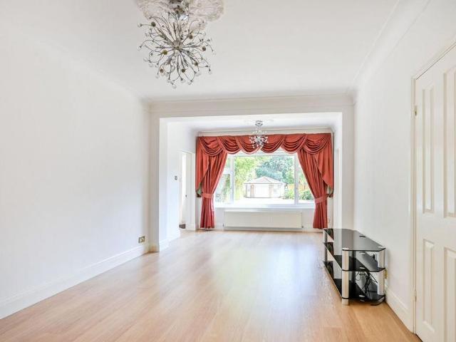 5 bedroom detached house to rent