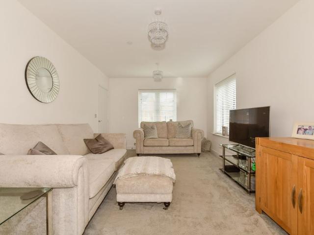 5 bedroom detached house to rent