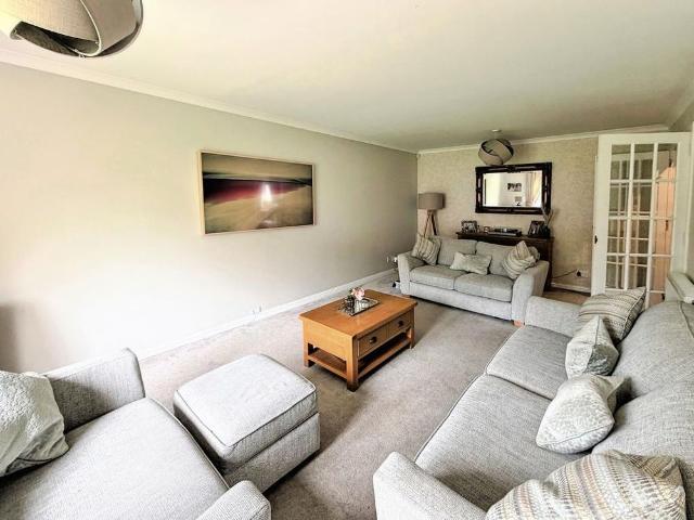 5 bedroom detached house to rent