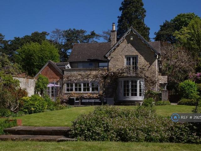 5 bedroom detached house to rent