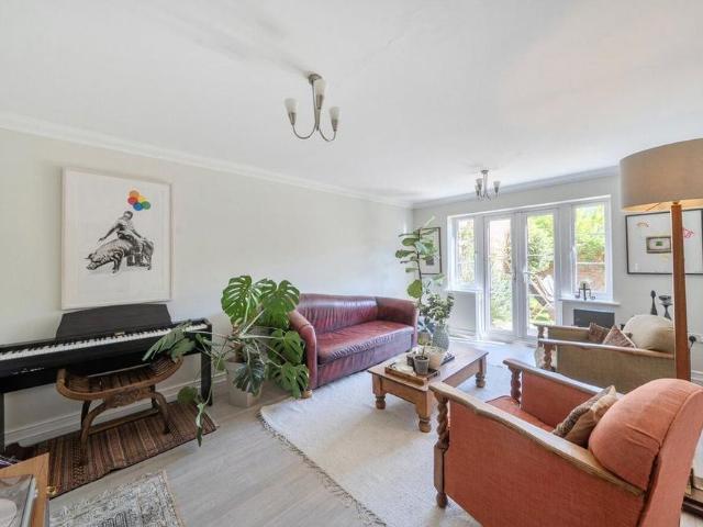 5 bedroom detached house to rent