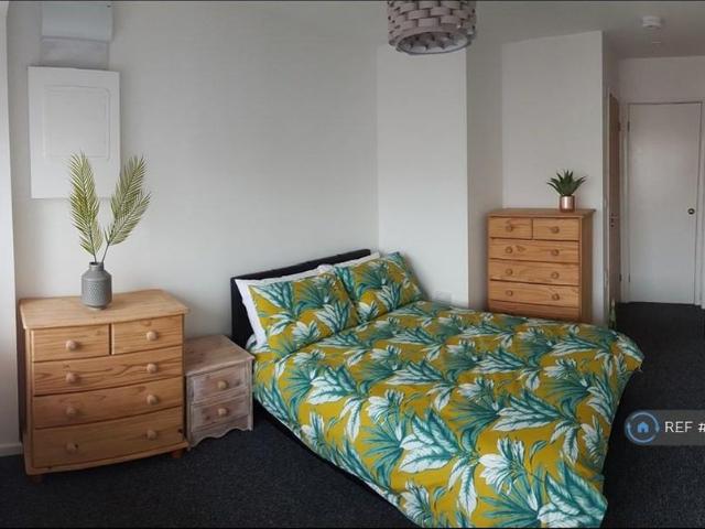 5 bedroom detached house to rent