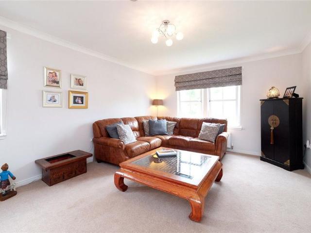 5 bedroom detached house to rent