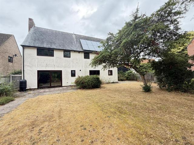 5 bedroom detached house to rent