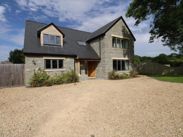 5 bedroom detached house to rent