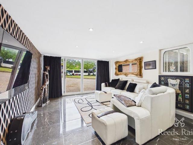 5 bedroom detached house to rent