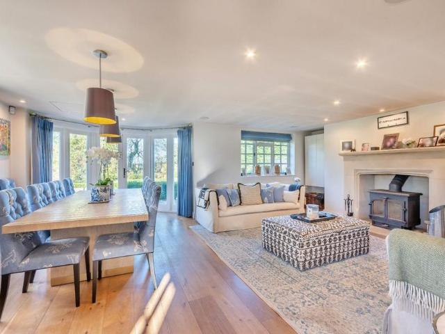 5 bedroom detached house to rent