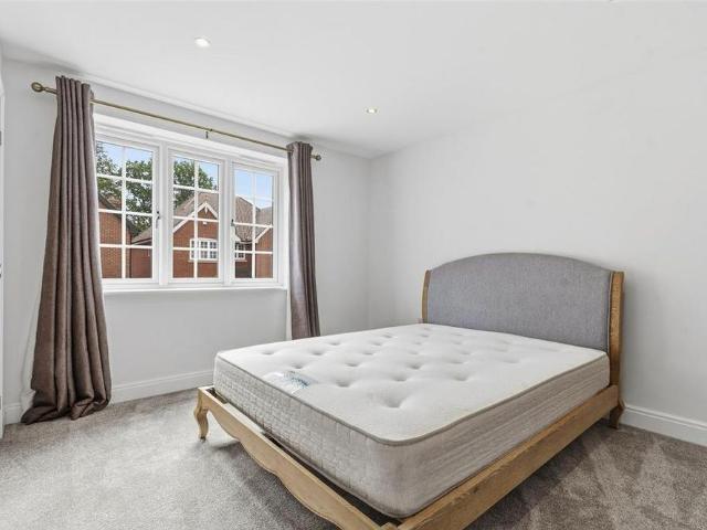 5 bedroom detached house to rent