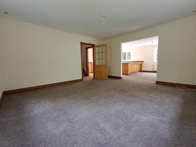 5 bedroom detached house to rent