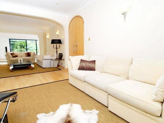 5 bedroom detached house to rent