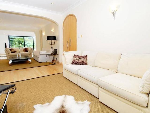 5 bedroom detached house to rent