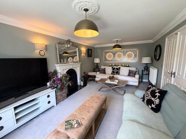 5 bedroom detached to let