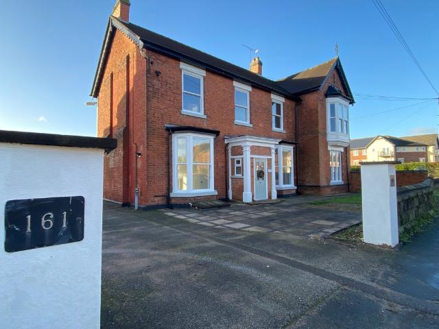 5 bedroom detached to let