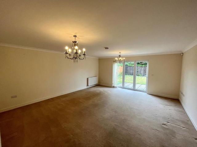 5 bedroom detached villa to rent