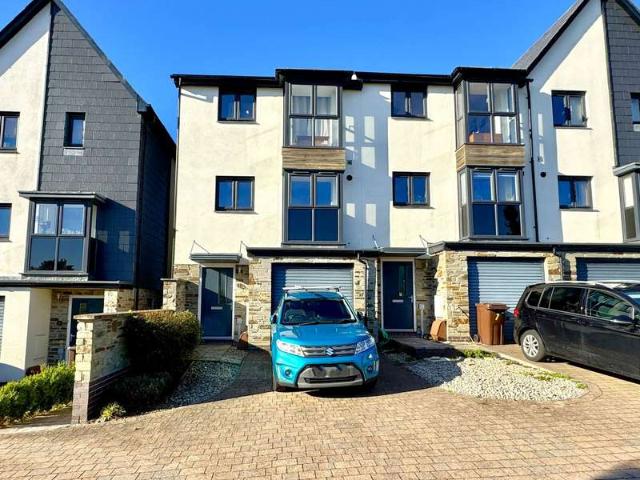 5 Bedroom End Of Terrace House