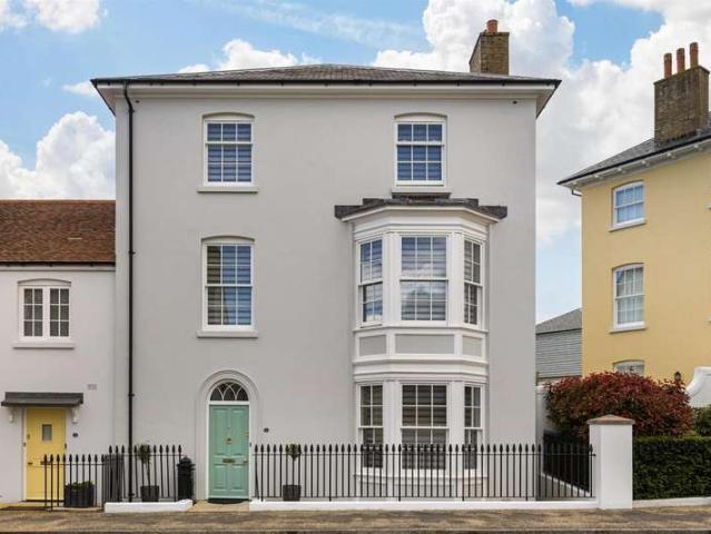 5 Bedroom End Of Terrace House