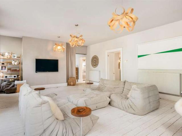 5 Bedroom End Of Terrace House
