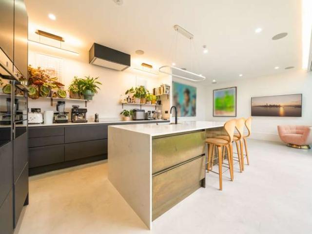 5 Bedroom End Of Terrace House
