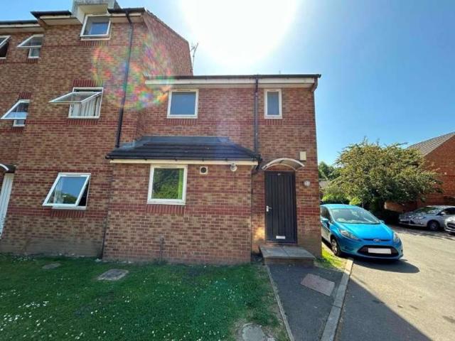5 Bedroom End Of Terrace House