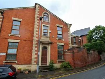 5 bedroom end of terrace house for rent in Dukes Brow, Blackbu.