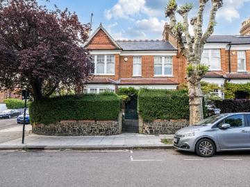 5 bedroom end of terrace house for sale
