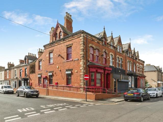 5 bedroom end of terrace house for sale