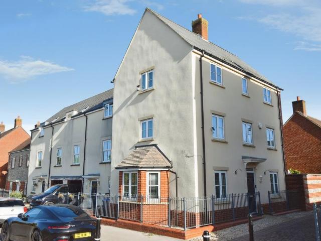 5 bedroom end of terrace house for sale