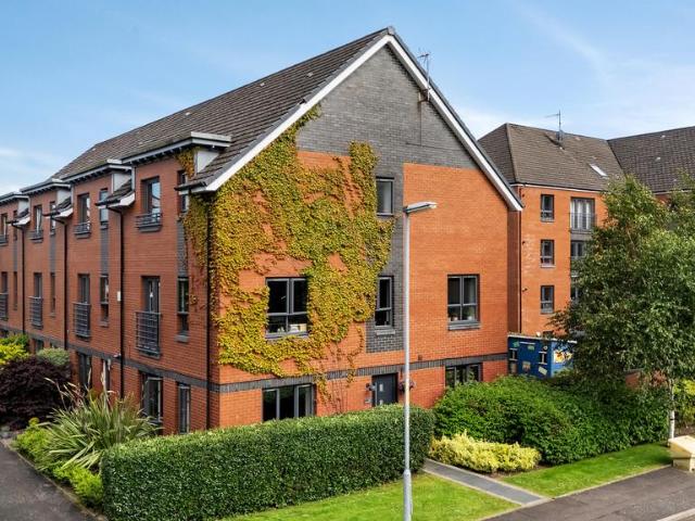 5 bedroom end of terrace house for sale
