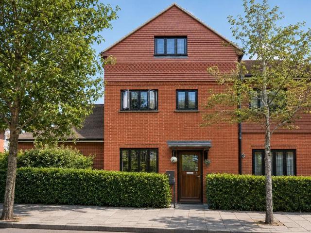 5 bedroom end of terrace house for sale